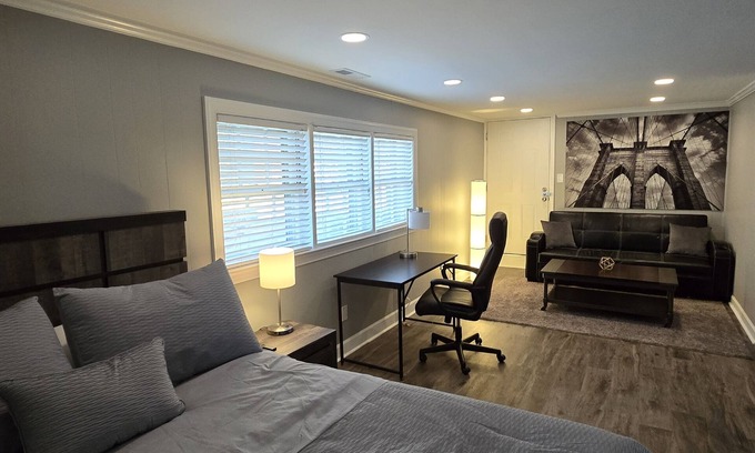 Northeast Raleigh Casa | Deluxe! New Apt Loft Near Downtown – Ready for Families and Business Travelers.