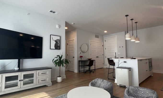 West Campus Condominio | Deluxe New Condo Downtown Austin