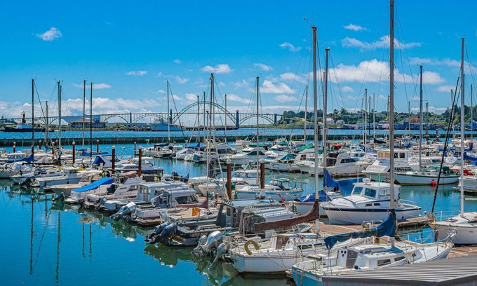 Newport Apartamento | Deluxe Queen Room with Balcony & Modern Comforts