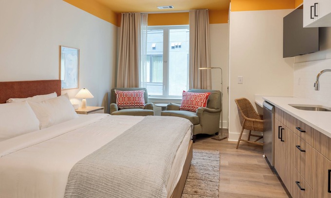 12 South Apartamento | Deluxe Queen | The Gilmore Hotel by AvantStay