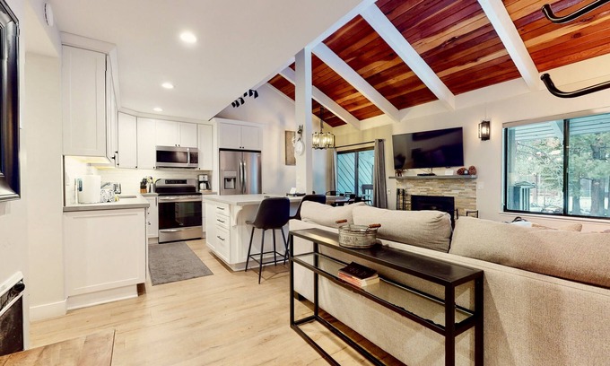 Mammoth Lakes Condominio | Deluxe remodelado de 2 dormitorios, loft, 3 baños condominio cerca de Eagle