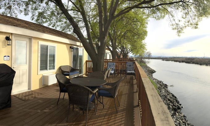Stockton Casa | Alquiler de vacaciones de lujo "Riverside" en marina privada en el Delta de California