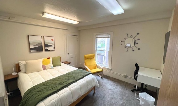 Eugene Apartamento | Deluxe Room, Queen Bed