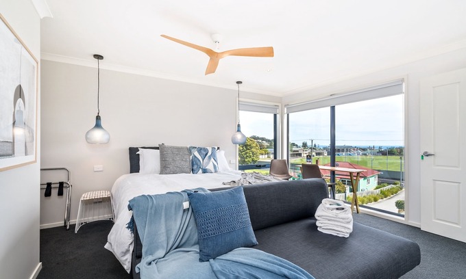 Penguin Casa | Suite Deluxe con vista al mar - Cama King con baño privado y sensacionales vistas al mar