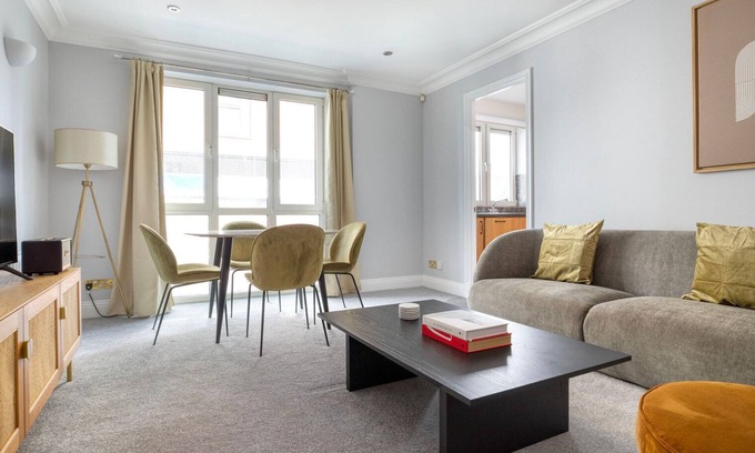 Bishop's Apartamento | Deluxe Stratford 2BR w/ Security & Gym, nr Train Station, by Blueground