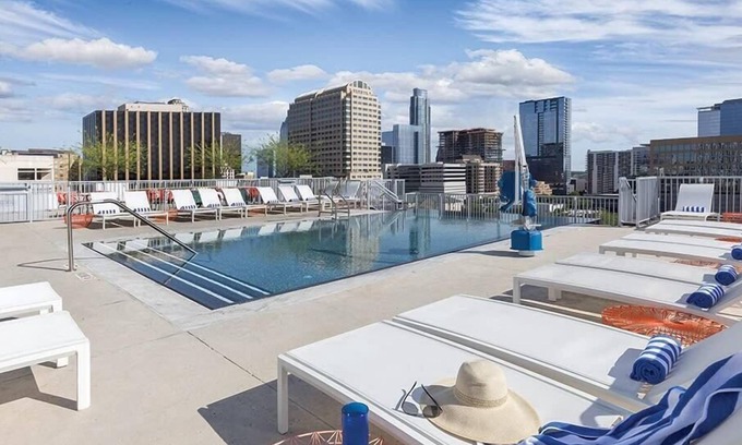 Civic District Condominio | Deluxe Studio Condo Enjoy the City of Austin!