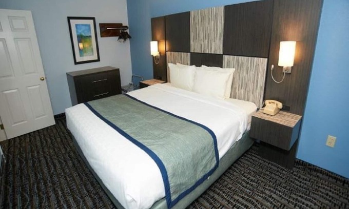 Sandwich Casa | Deluxe Suite 1 King Bed at Sandwich Lodge and Resort