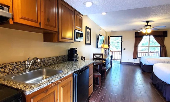 River Ranch Condominio | Deluxe Suite with Kitchenette and Balcony, Steps to Rodeo and Pool! 253