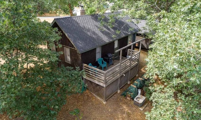 Julian Cabina | Un pintoresco refugio de montaña en el arbolado Julián