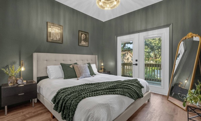 Lake Davis - Greenwood Apartamento | Den on Daniels - Modern Elegance, Private Balcony Steps from Downtown Orlando