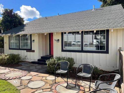 Los Alamos Casa | Den Street Cottage