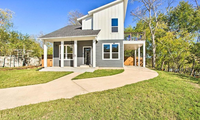 Denison Casa | Denison Home with Balcony Walk to Downtown!
