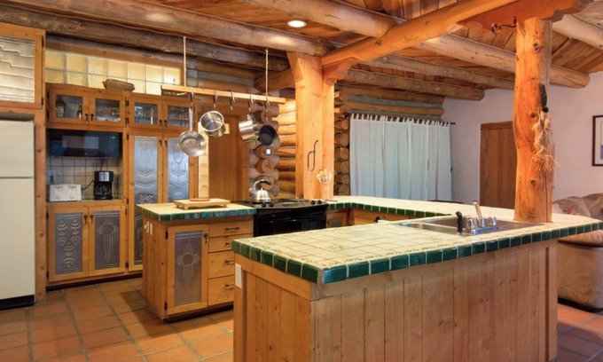 Taos Ski Valley Cabina | Denton Cabin - Warm, Pet-Friendly Log Cabin, close to Mountain Stream and Ski Re