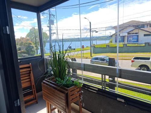 Puerto Varas Apartamento | Depa con piscina frente al Lago Llanquihue y vista al volcán