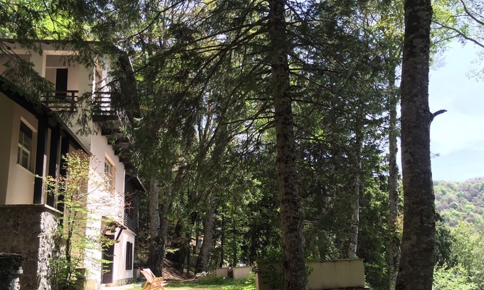 Terminillo Chalet De Esquí | anexo de la villa histórica situada en un parque de haya centenaria