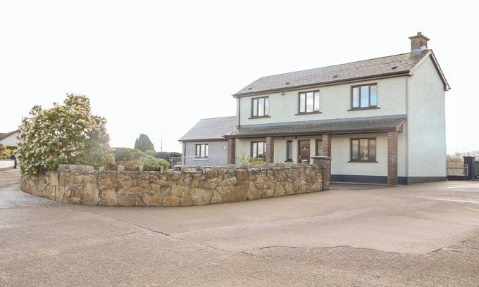 Enniskillen Cabaña | DERRIENS FARMHOUSE, pet friendly in Letterbreen, County Fermanagh