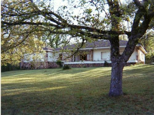 Vilviestre de los Nabos Casa | Derroñadas . Casa con enorme jardín y tenis.