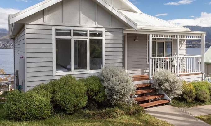 Otago Cabaña | Derwent River Cottage Tranquil Waterfront Living