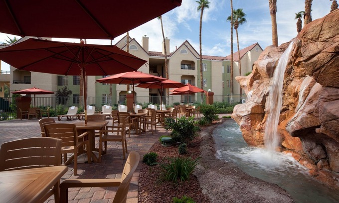Las Vegas Villa | Desert Club ofrece lo mejor de ambas experiencias en Las Vegas.