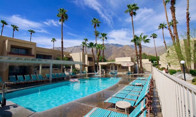 Uptown Design District Condominio | Desert Condo w/ Pool & Balcony Views