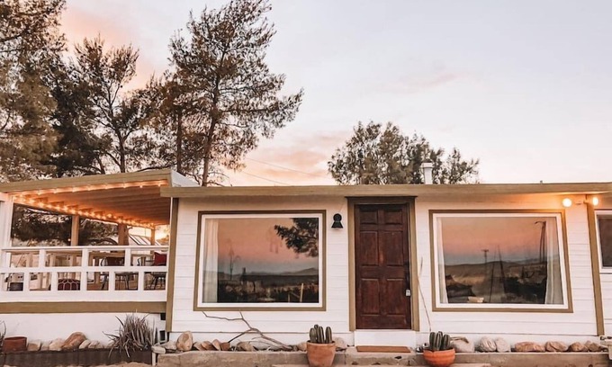 Joshua Tree Casa | Desert Escape, Sweeping Views, 2.5 Fenced Acres, Hot Tub · Golden Hour House