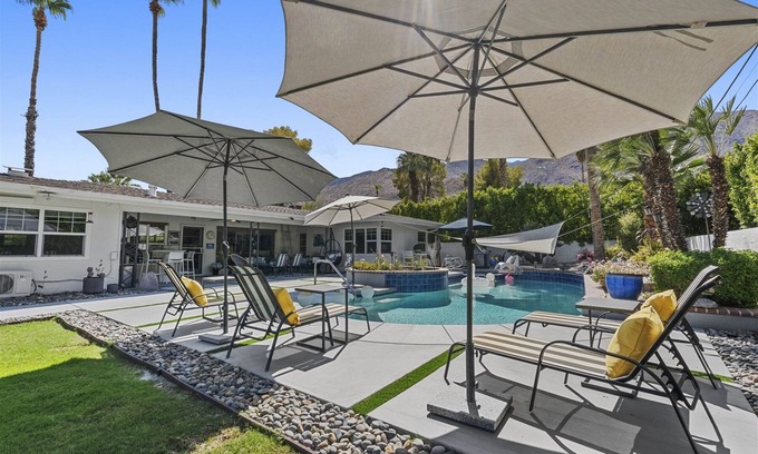 Tahquitz River Estates Casa | Desert Flamingo House