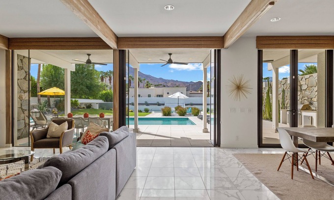 Indian Wells Casa | Villa del desierto con cancha de tenis privada, piscina / spa, vistas y exposición al sur.