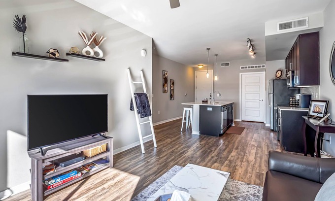 Desert View Village Condominio | ★ Desert Living ★ Pets ★ Heated Pool ★ Gym ★ Shops