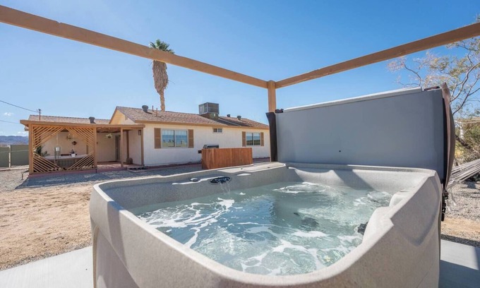 Joshua Tree Casa | Desert Oasis w/ Hot Tub, Fully Fenced, Pool & Mountain Views 🌵✨