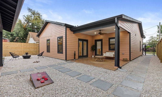 Greater East End Casa | Desert Rose Dream Home - Modern Luxury Escape Amazing Patio @RevitalizedEastEnd