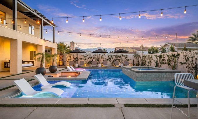 Indio Apartamento | Desert Skyline | Luxury Pool + Sunken Firepit Area
