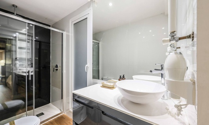 Chueca Apartamento | Diseño y Confort en el Corazón de Madrid Chueca I1I