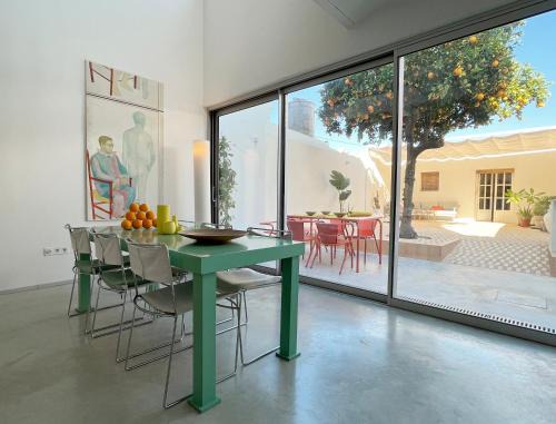 Carrion De Los Cespedes Apartamento | Design & art, patio with orange tree, near Seville