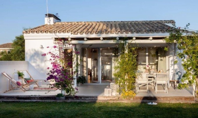 Los Gallos-Cerromolino Casa | Casa de diseño con piscina en Chiclana de la Frontera