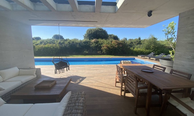 Liencres Casa | Casa de diseño con piscina cerca de la playa.