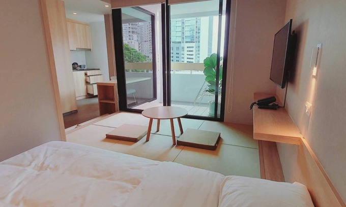 Khlong Tan Apartamento | Designed for work life balance with function and comfort all under one roof.