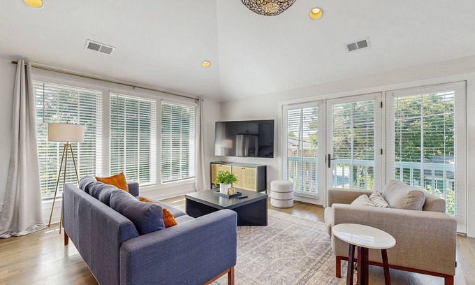 Belmont - Hillsboro Apartamento | Designer 12 South gem - full kitchen & central AC - steps to shops & dining