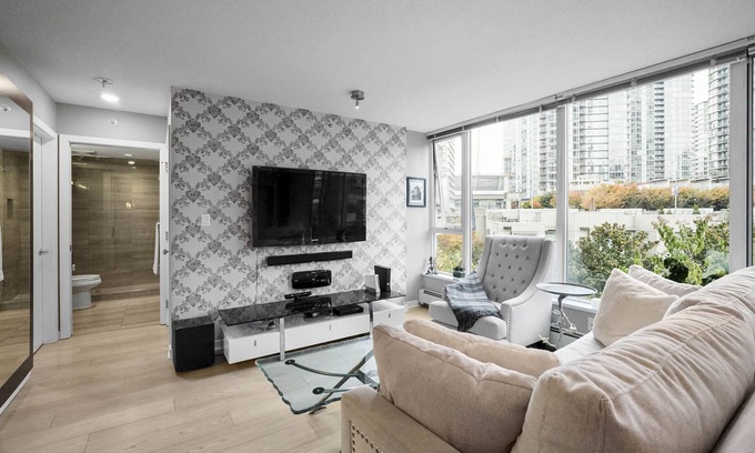 Crosstown Apartamento | Designer 3 bed Luxurious finishings! Sleeps 8. Communal Hot tub pool dry sauna
