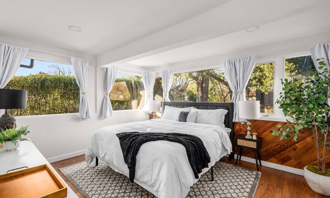 Richmond Casa | Designer 3BD Hawthorne Home