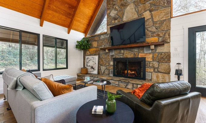 Seymour Casa | Designer A-Frame | Huge Loft, Chef’s Kitchen, Hot Tub & Fire Pit
