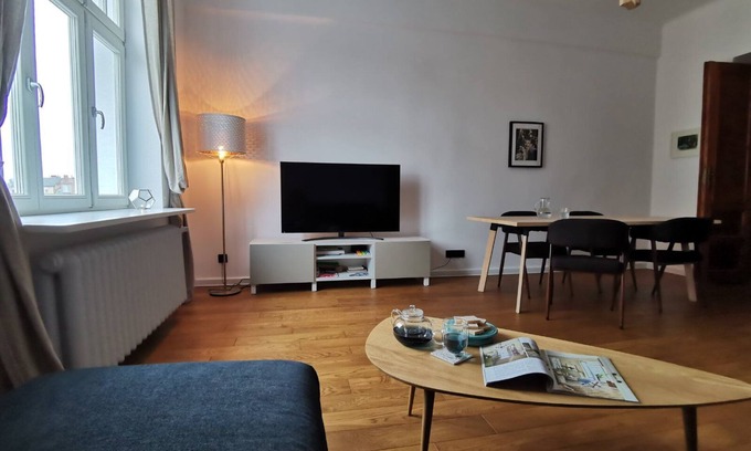 City Centre Apartamento | Designer Apartment 110m² w/ King Beds, Balcony, Smart TV + Equipped Kitchen