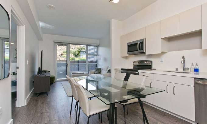 Portlock Condominio | Designer Condo in Hawaii Kai! Close to beaches, shopping, hiking!