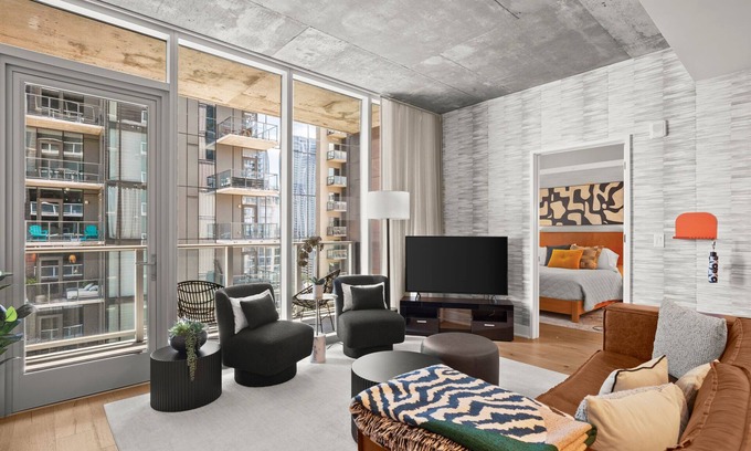 East Cesar Chavez Condominio | Designer Condo Steps to Lady Bird Lake with gym & rooftop pool