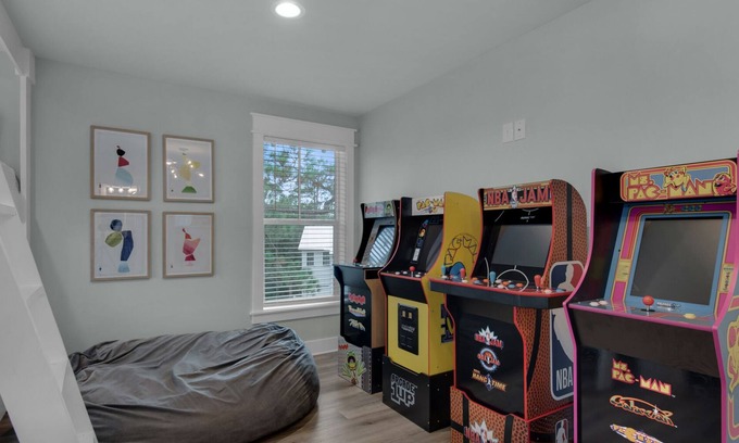 Treetop Casa | Designer Finishes, Arcade Room, Sleeps 14 + Free Attraction Tickets!