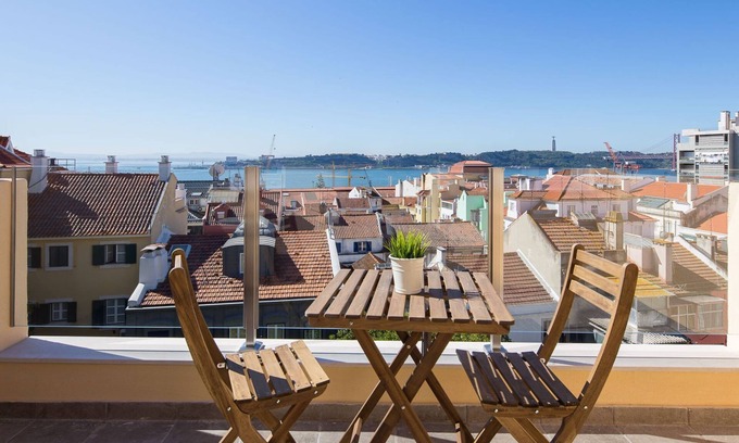 Lisbon Old Town Apartamento | Designer Flats in Lapa - Varanda dos Golfinhos