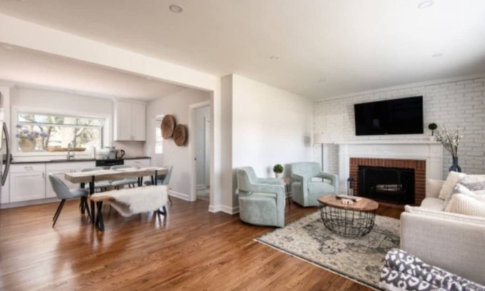 Des Plaines Casa | Designer Furnished + Game Room | LCP Collection