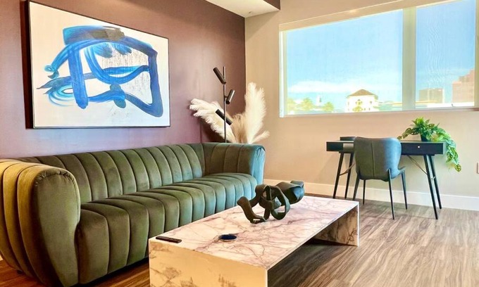 Hollywood Apartamento | Designer Hollywood Penthouse with Private Balcony on Sunset