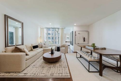 Turtle Bay Apartamento | Designer Home in Diplomat District