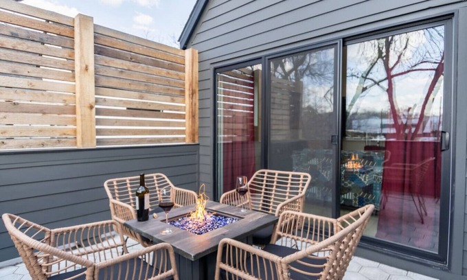 Govalle Apartamento | Designer Home Near East 6th St, Movie Room & More