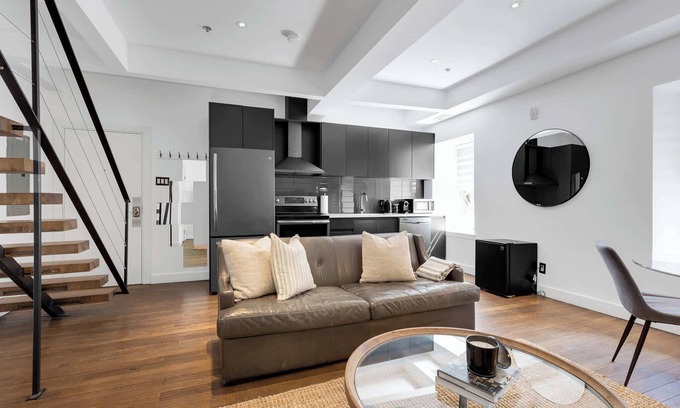 Old Montreal Apartamento | Designer Penthouse|2-Level Loft w/ Brick Charm+Free Parking